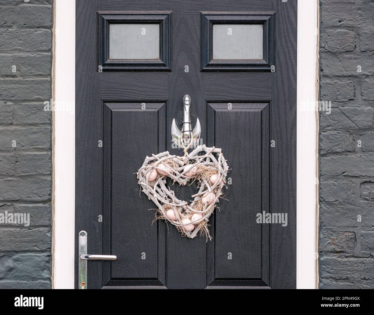 Corona decorativa con uova di Pasqua appese sulla porta, Edinbugh, Scozia, Regno Unito Foto Stock