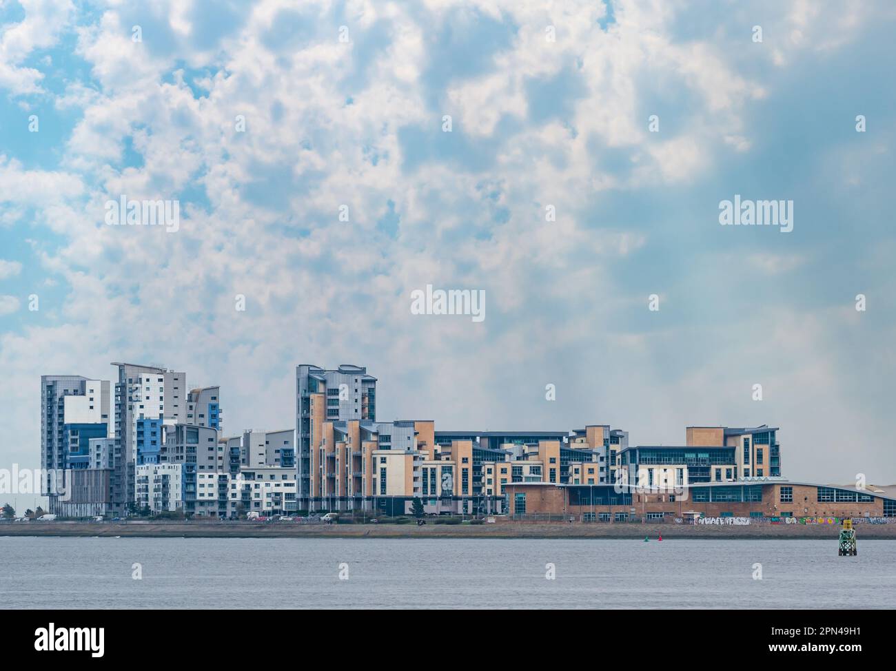 Vista da una distanza di alti e moderni edifici di appartamenti a Platinum Point, Edinburgo, Scozia, Regno Unito Foto Stock