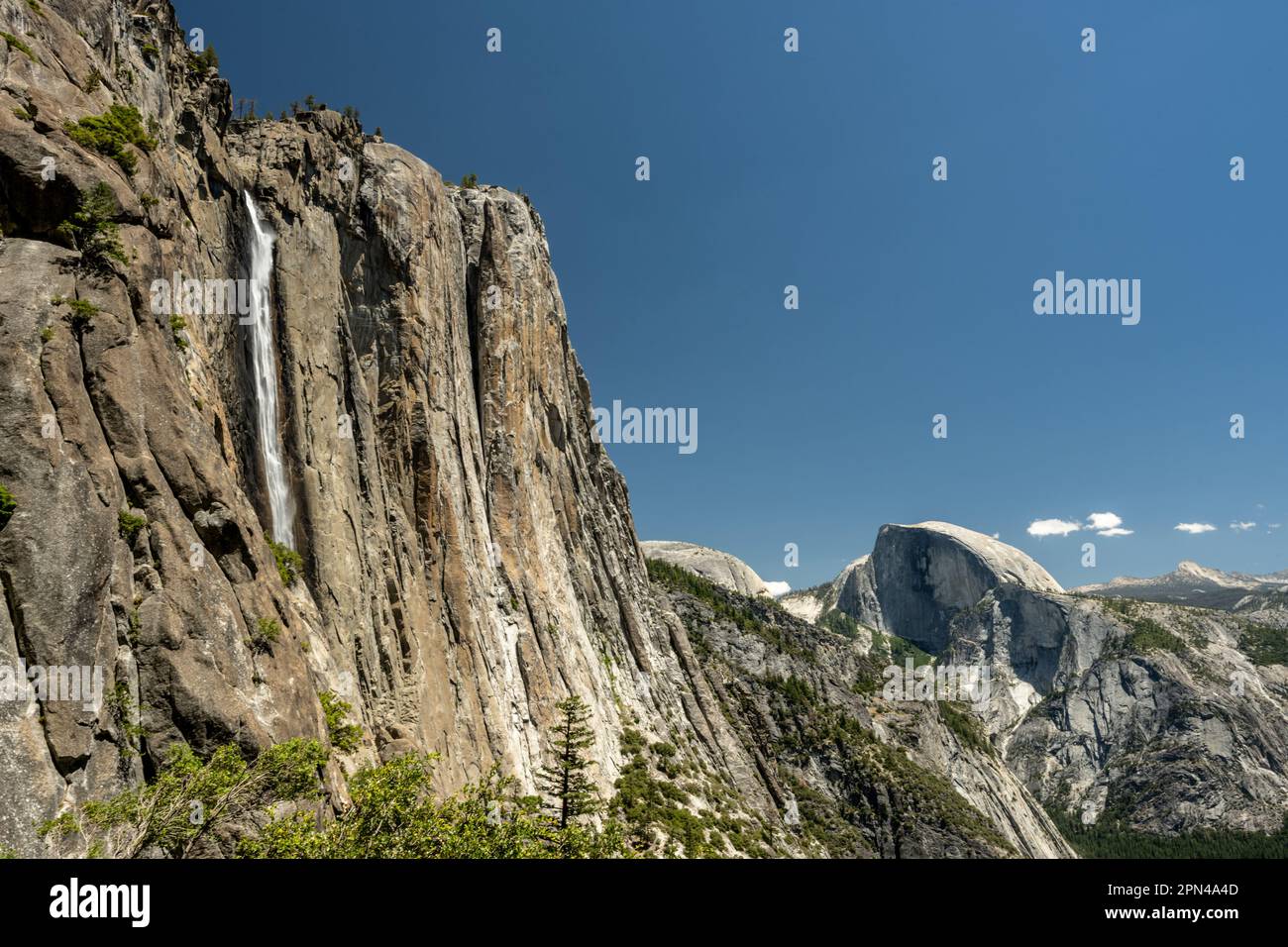 Cascate superiori di Yosemite con Half Dome in lontananza in estate Foto Stock