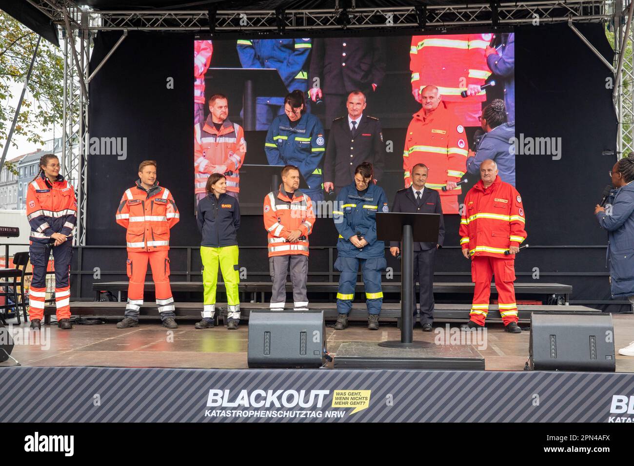 Kampagnen Botschafter beim landesweiten Katrochutztag NRW unter dem motto 'Blackout' auf dem Bonner Münsterplatz. Bonn, 02.10.2021 Foto Stock