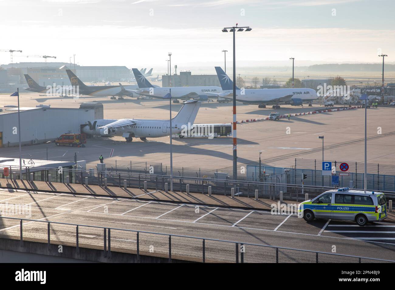 Übungsvorbereitung am Flugzeug bei der Notfallübung der Werkfeuerwehr, der Feuerwehr Köln und den Hilfsorganizationen am Flughafen Köln/Bonn. Im Rahme Foto Stock