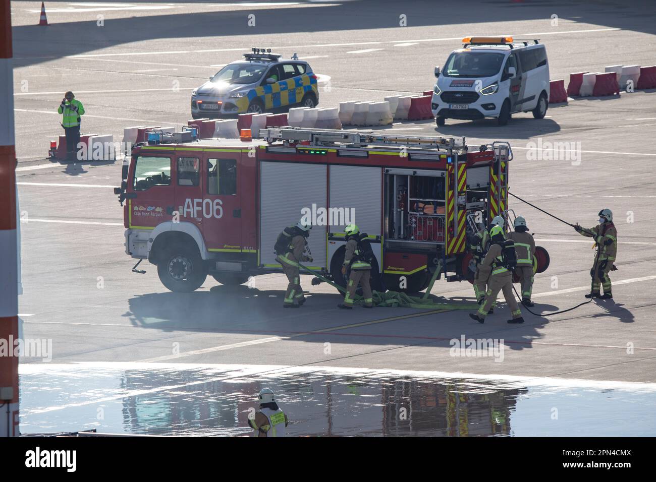 Hilfeleistungslöschgruppenfahrzeug bei der Notfallübung der Werkfeuerwehr, der Feuerwehr Köln und den Hilfsorganisationen am Flughafen Köln/Bonn. Im R Foto Stock