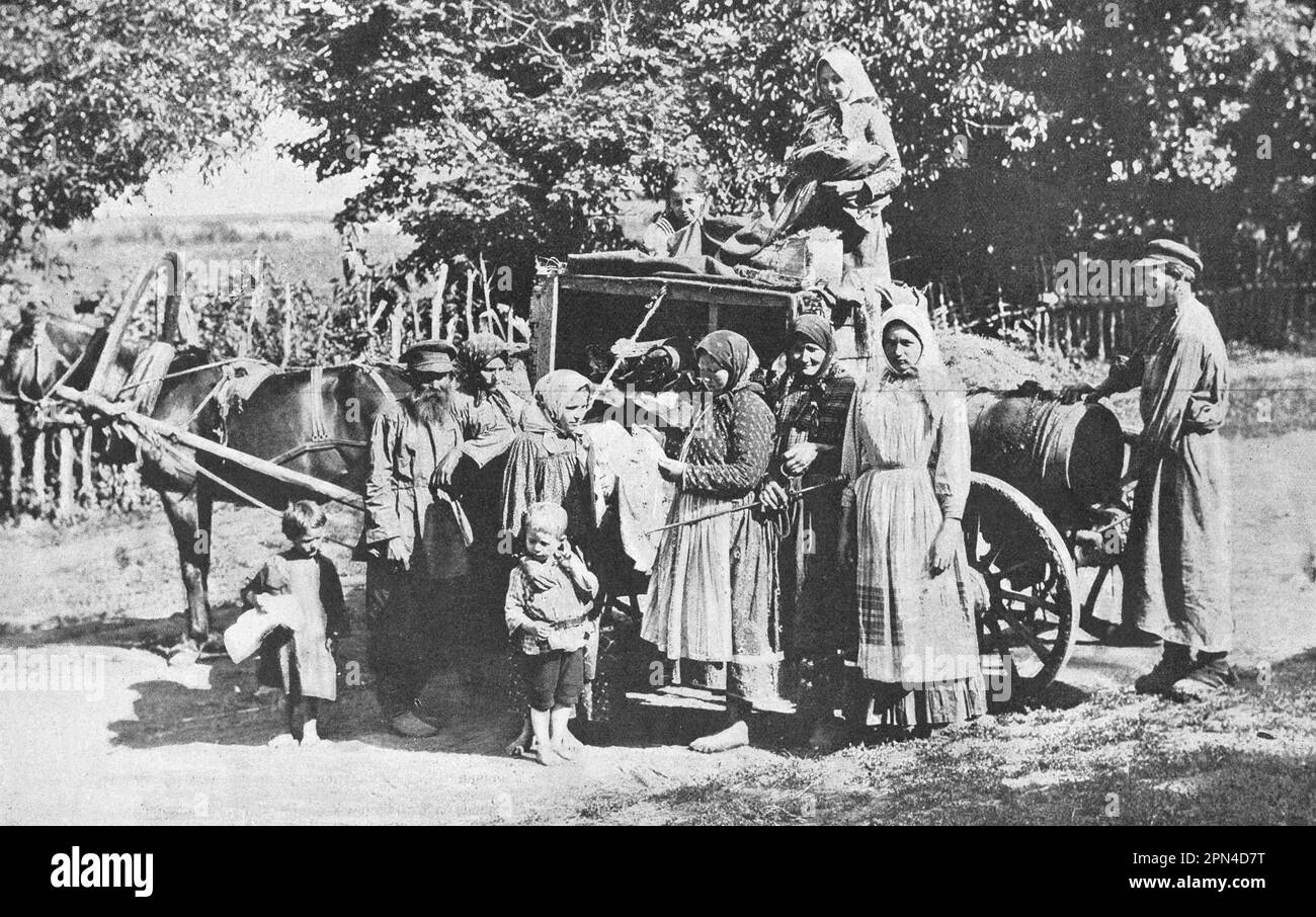 Un peddler con la sua famiglia in un villaggio russo. Foto dal 1910. Foto Stock
