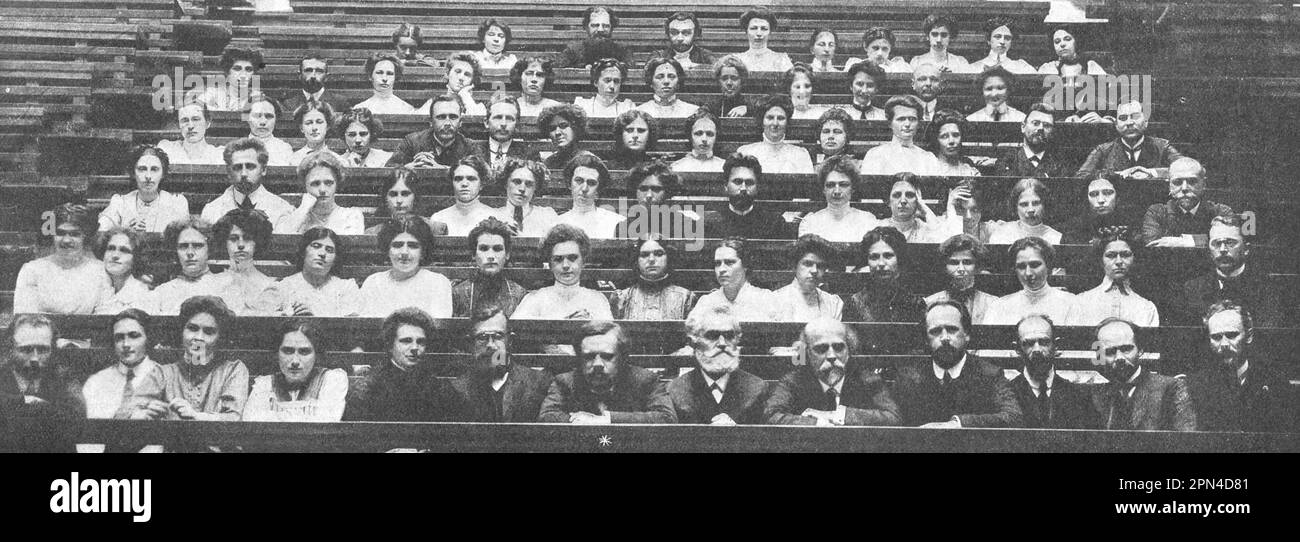 Laurea in anniversario degli studenti del dipartimento naturale dei Corsi di Donne superiori a Mosca con professori. Foto dal 1910. Foto Stock