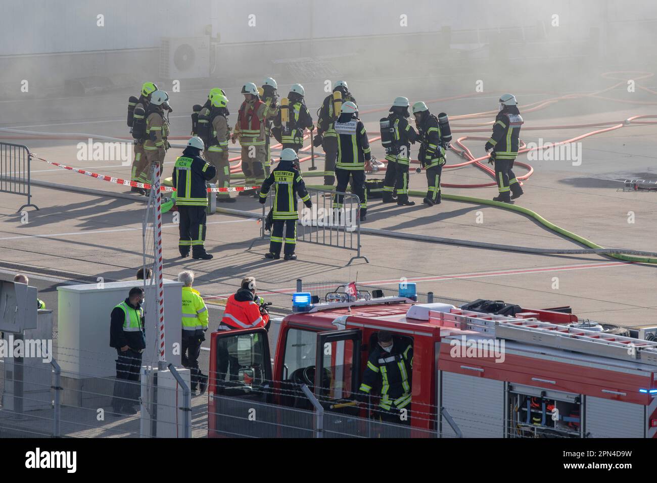 Feuerwehreinsatzfahrzeuge und Einsatzkräfte bei der Notfallübung der Werkfeuerwehr, der Feuerwehr Köln und den Hilfsorganisationen am Flughafen Köln/B. Foto Stock