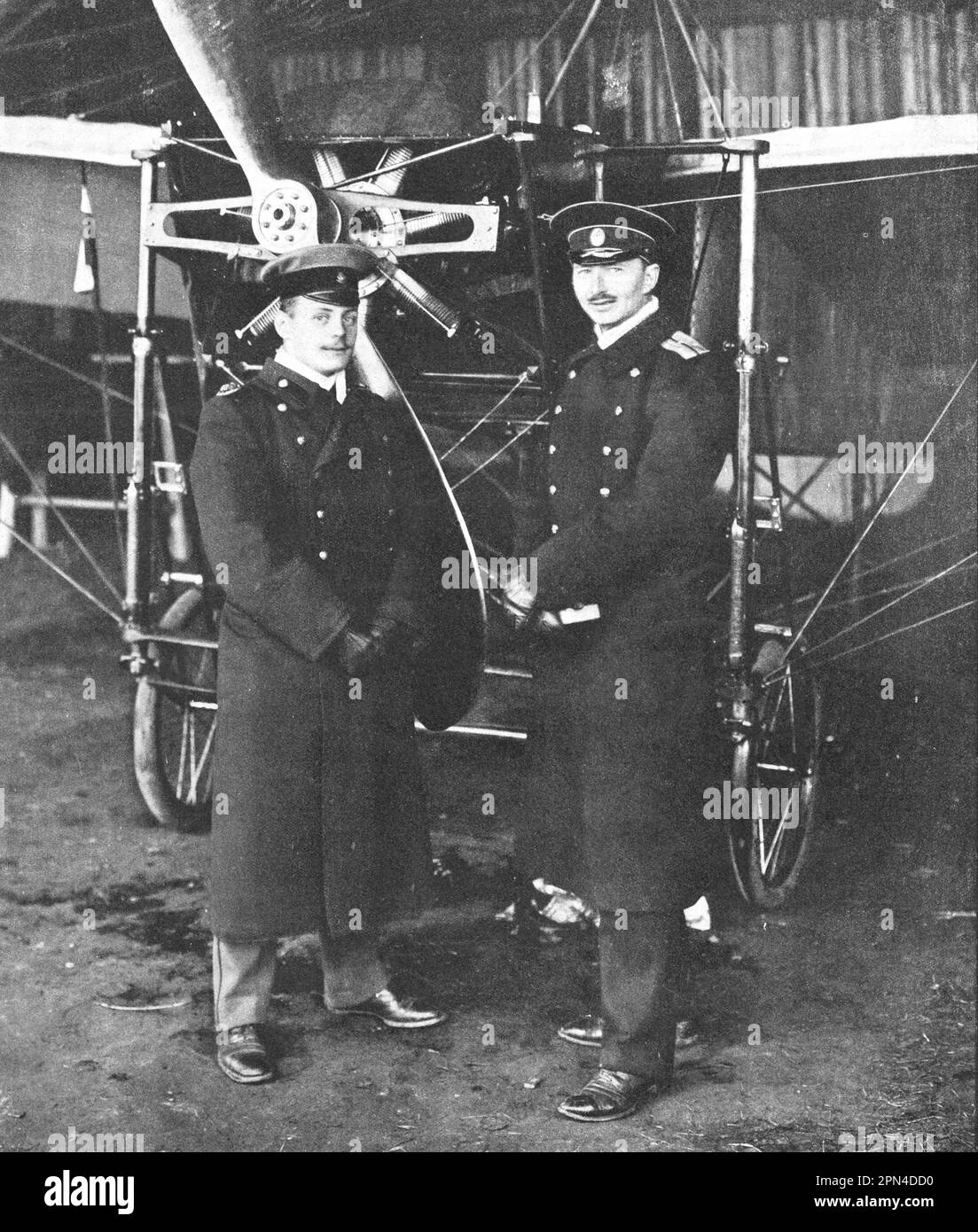 Tenente G.V. Piotrovsky e passeggeri A.A. Masainov volando oltre 50 miglia su un aereo Blériot. Foto dal 1910. Foto Stock