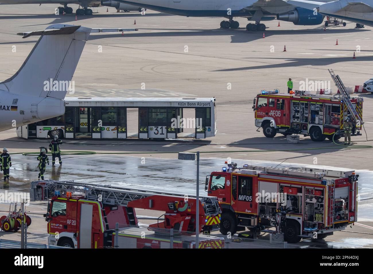 Feuerwehr-Einsatzfahrzeuge bei der Notfallübung der Werkfeuerwehr, der Feuerwehr Köln und den Hilfsorganisationen am Flughafen Köln/Bonn. Im Rahmen de Foto Stock