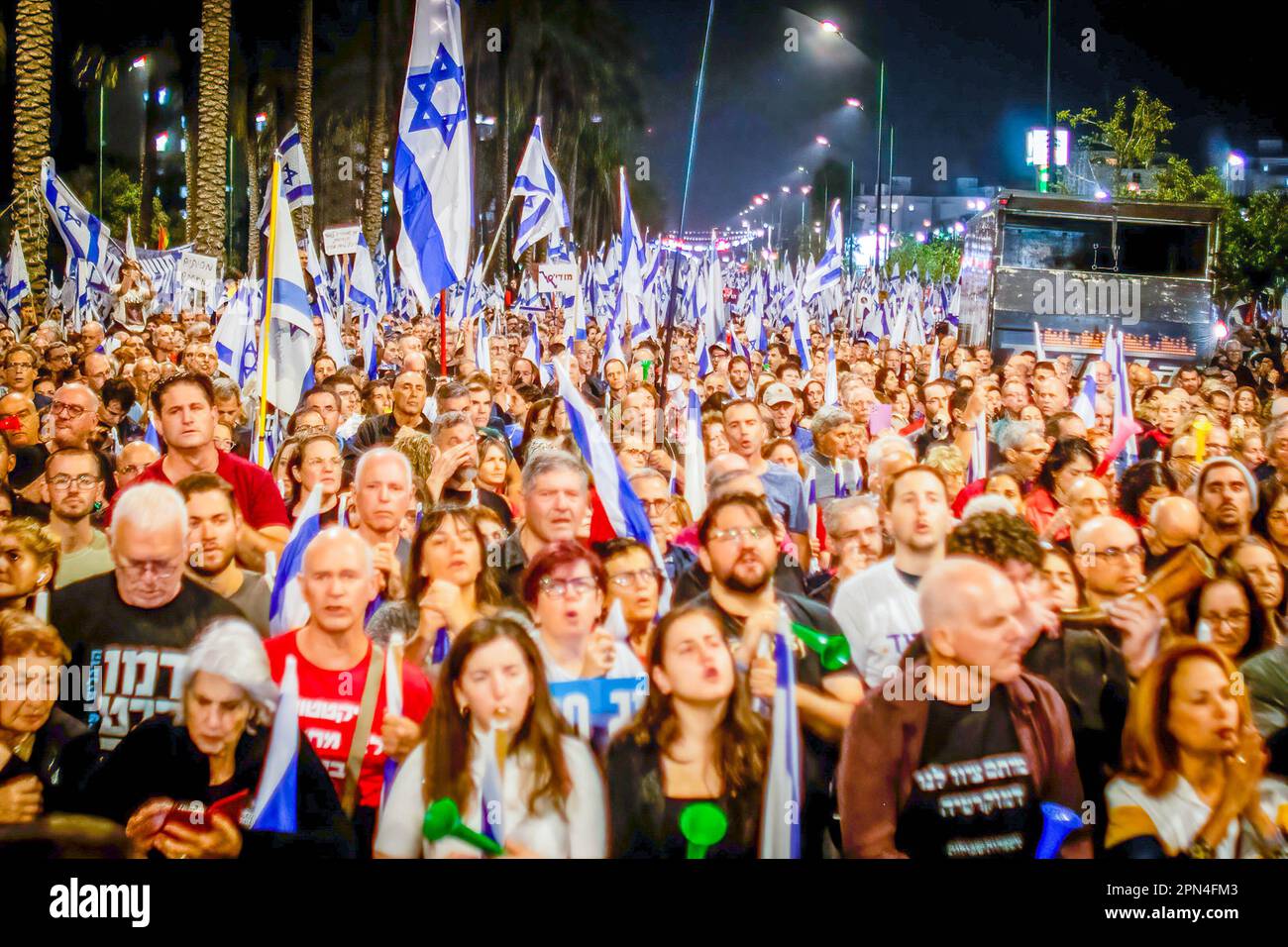 I manifestanti israeliani detengono bandiere durante una manifestazione anti-riforma a Netanya, a nord di Tel Aviv, sabato 15 2023 aprile. Centinaia di migliaia di persone si sono radunate per la settimana diritta del sabato 15th contro i piani di revisione giudiziaria della coalizione di Netanyahu, un giorno dopo che l'agenzia di rating Moody's ha declassato le prospettive economiche di Israele da positive a stabili in mezzo alle proposte altamente controverse della coalizione di assestare la magistratura. Foto di Eyal Warshavsky centinaia di migliaia di persone si sono radunate per la settimana diritta 15th sabato contro i piani di revisione giudiziaria della coalizione di Netanyahu, un giorno dopo Foto Stock