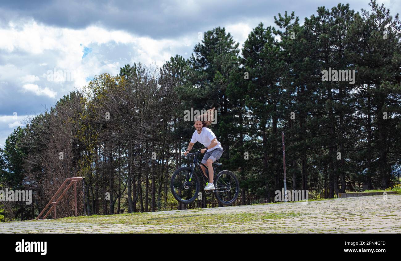 Uomo Bicicletta Equitazione Foto Stock