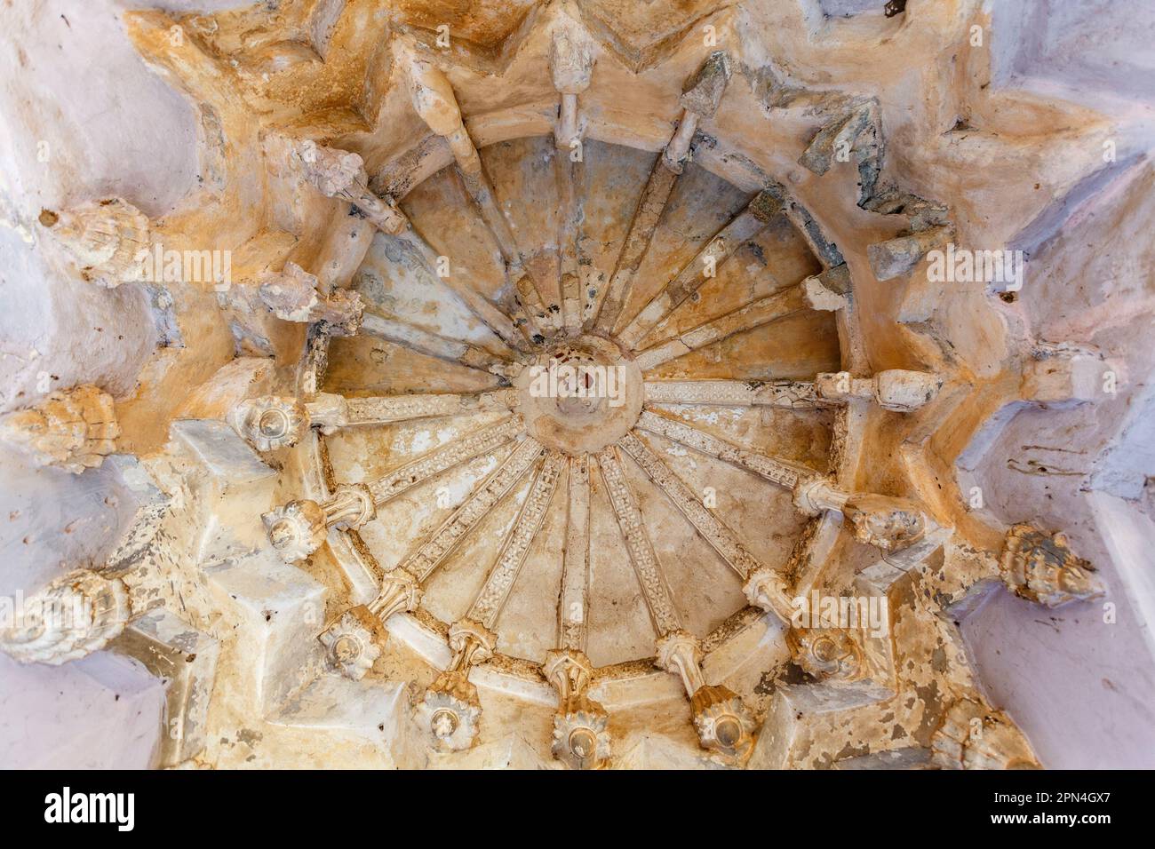 Soffitto ornato di un tempio indù a Hampi, Karanataka, India, Asia Foto Stock