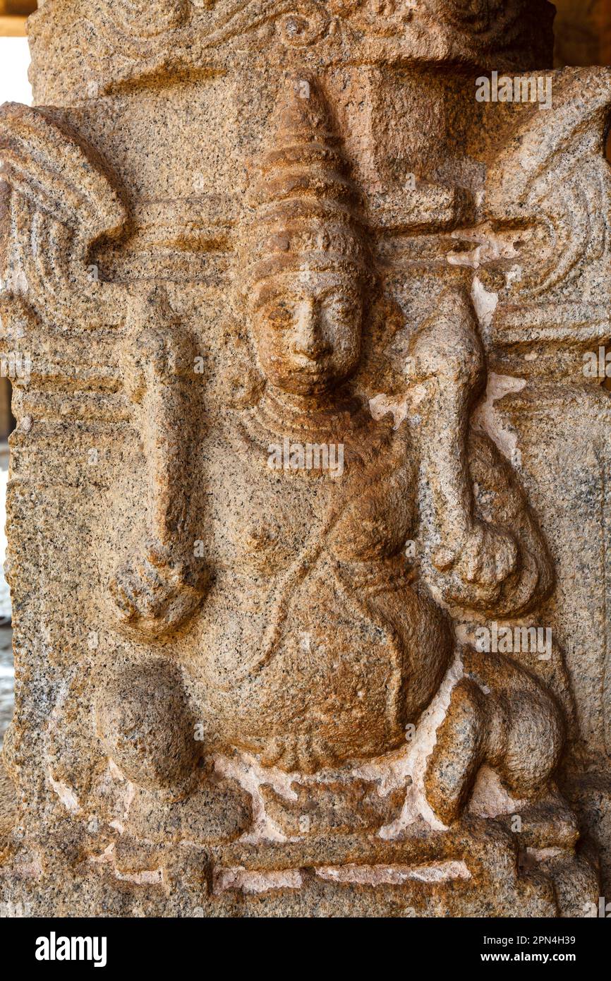 Scultura di una persona al tempio di Sri Virupaksha a Hampi, Karnataka, India, Asia Foto Stock