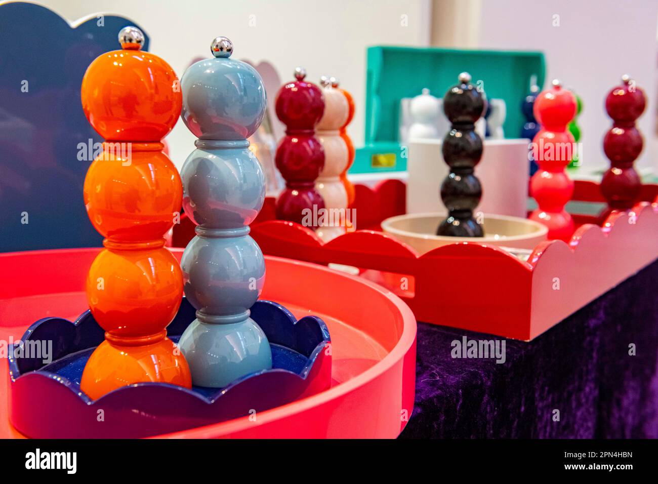 Mulini multicolore in mostra Foto Stock