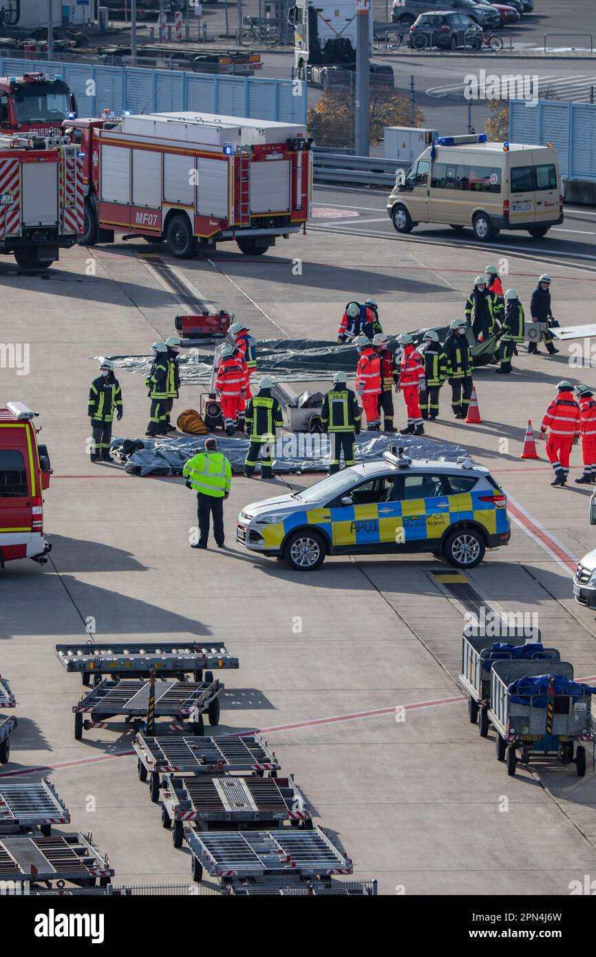 Einsatzkräfte bei der Notfallübung der Werkfeuerwehr, der Feuerwehr Köln und den Hilfsorganisationen am Flughafen Köln/Bonn. Im Rahmen der Übung wird Foto Stock