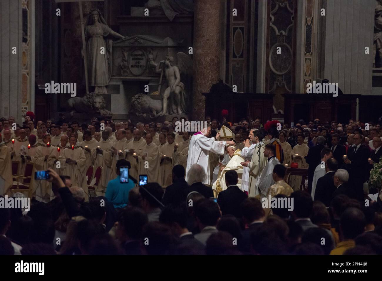 06 aprile 2023 - Vaticano: Papa Francesco torna in vista pubblica presiedendo la Santa Messa della veglia pasquale Basilica di Pietro. © Andrea Sabbadini Foto Stock