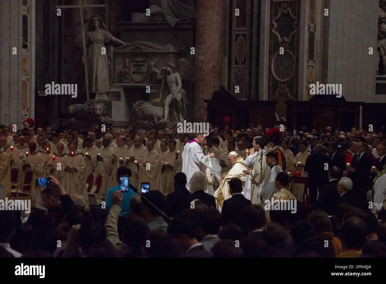 06 aprile 2023 - Vaticano: Papa Francesco torna in vista pubblica presiedendo la Santa Messa della veglia pasquale Basilica di Pietro. © Andrea Sabbadini Foto Stock