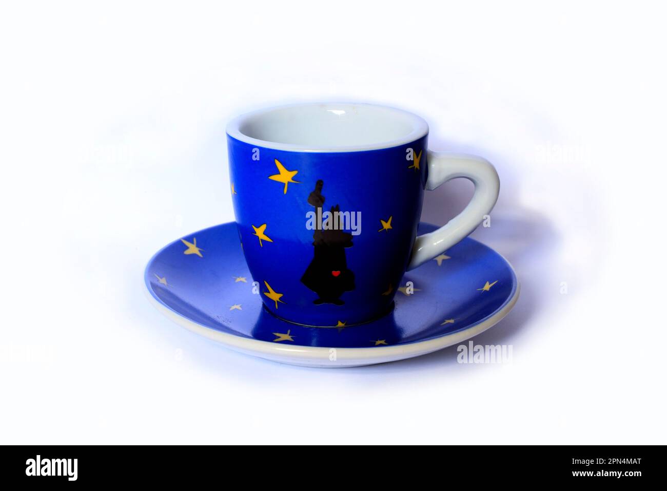 Piccola tazza da caffè blu e piattino abbinato. Design moderno. Foto Stock