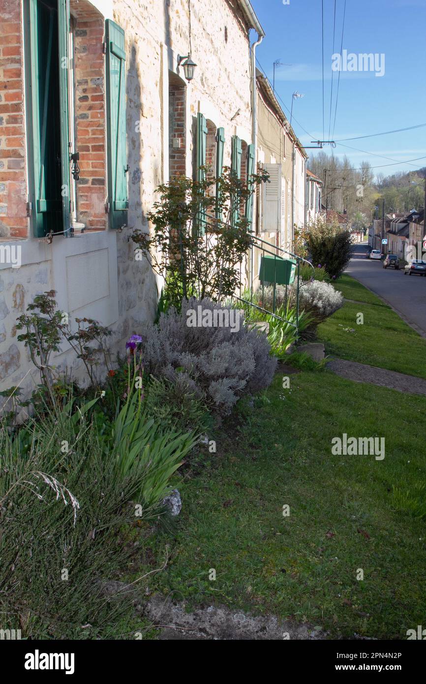 Flagy, Francia: I proprietari di case piantano sui marciapiedi della maggior parte delle 7 strade di Flagy trasformandoli in giardini aperti, una vista insolita in Francia. Foto Stock