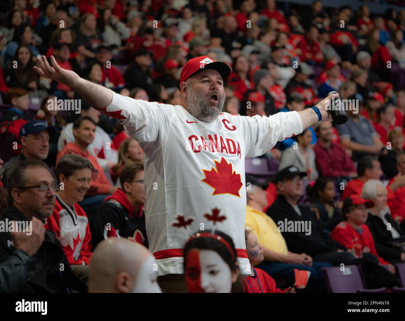 Un fan infelice e deluso che indossa una maglia da hockey canadese alla semifinale del Women's International Championship 2023 a Brampton, Canada. Foto Stock