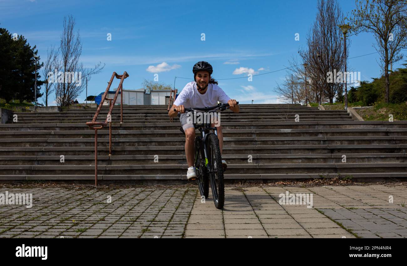 Uomo Bicicletta Equitazione Foto Stock