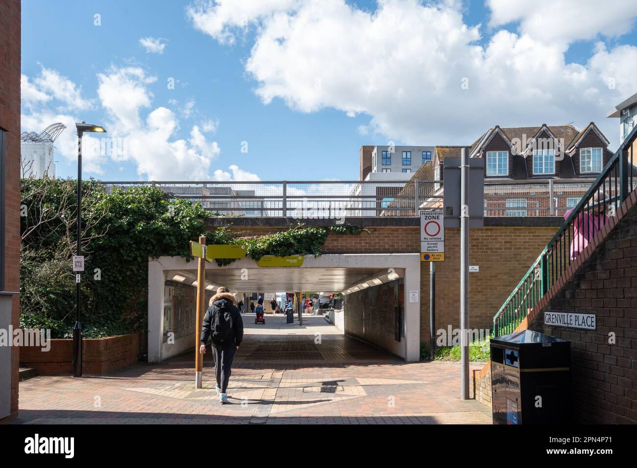 Persone uomo a piedi attraverso sottopassaggio verso la High Street nel centro Lexicon di Bracknell città, Berkshire, Inghilterra, Regno Unito Foto Stock