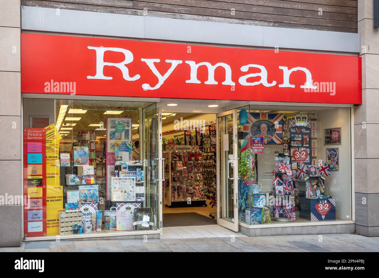 Ryman Stationery Shop front nel centro di Bracknell, Berkshire, Inghilterra, Regno Unito, aprile 2023, Con la merce King Charles III Coronation in mostra Foto Stock