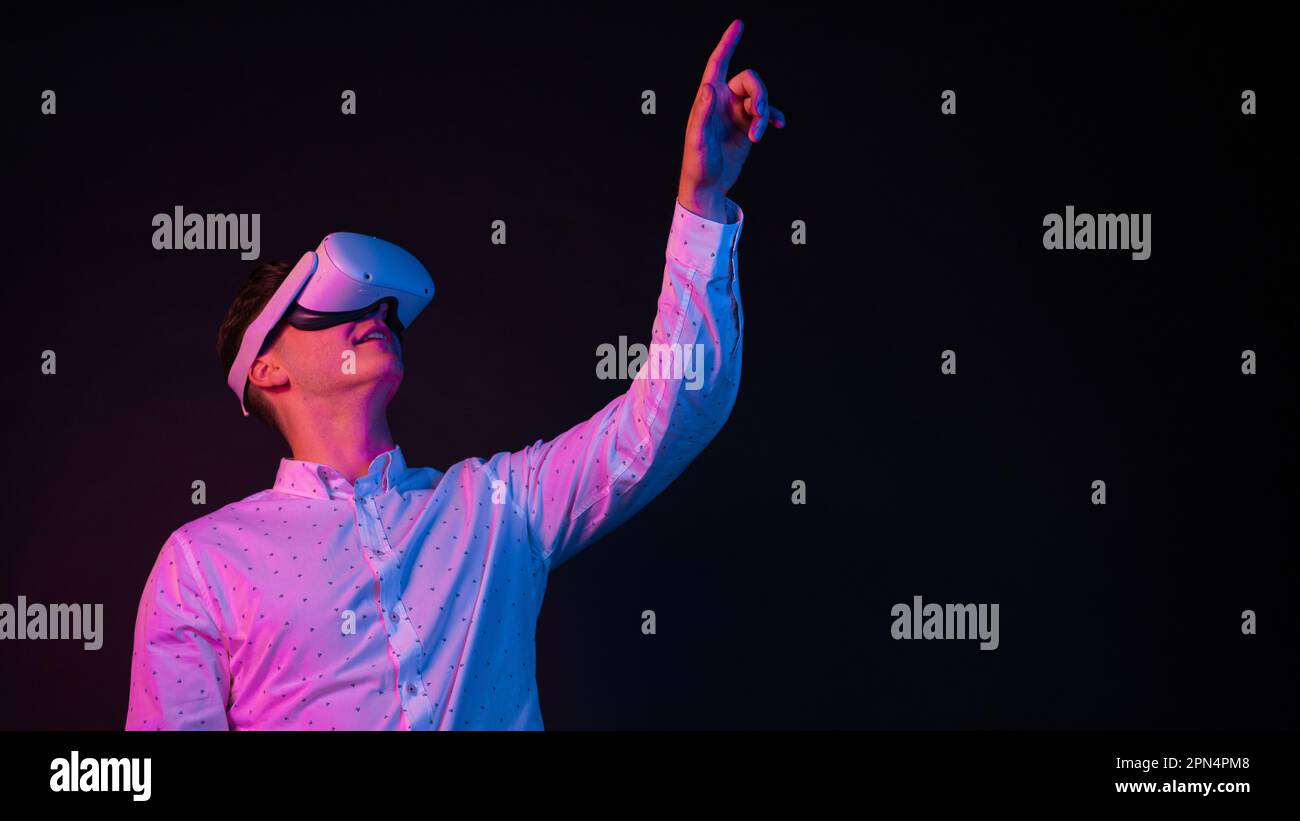 Uomo che esplora la realtà virtuale Foto Stock