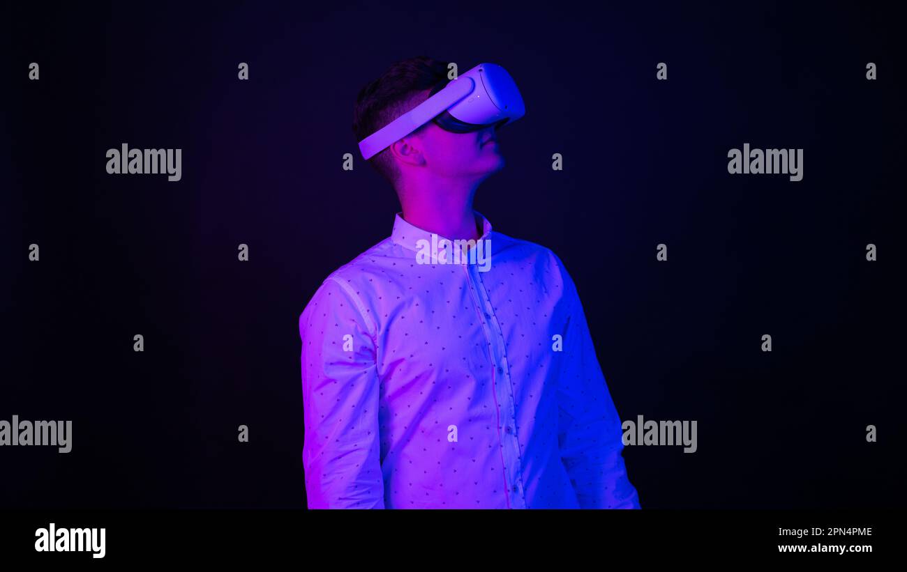 Uomo che esplora la realtà virtuale Foto Stock