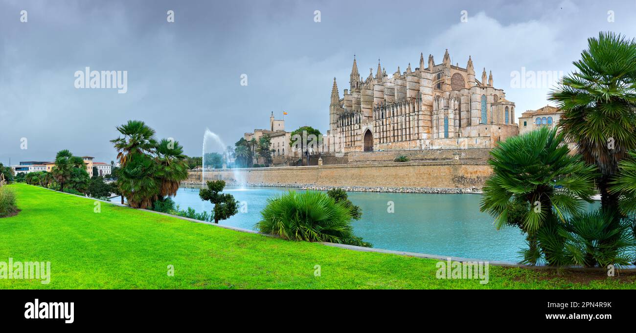 Impressionante vista panoramica della parte storica della città vecchia di Palma de Mallorca, il parco marino e la Cattedrale la Seu o la Cattedrale di Palma - perla di t Foto Stock