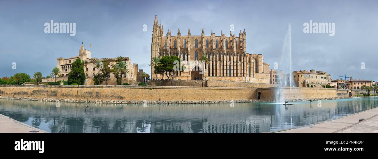 Impressionante vista panoramica della parte storica della città vecchia di Palma de Mallorca, il parco marino e la Cattedrale la Seu o la Cattedrale di Palma - perla di t Foto Stock