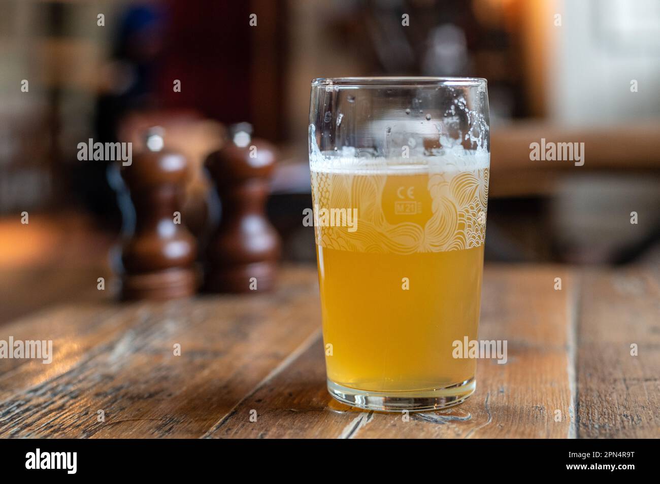 Pinta di birra in pub, Londra, Regno Unito Foto Stock