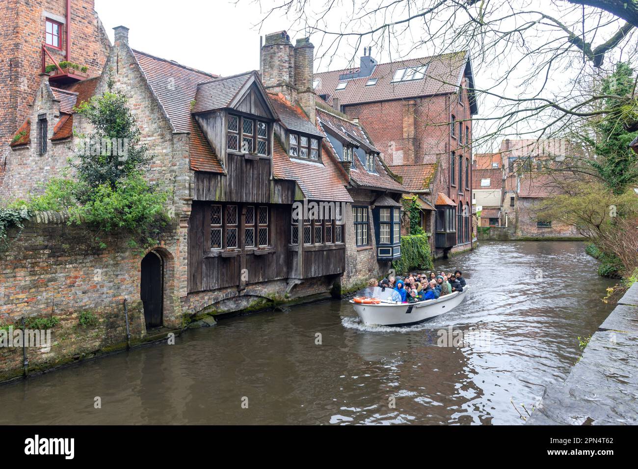 Battello sul canale Groenerei, Bruges (Brugge), Brugge (Bruges), Provincia delle Fiandre Occidentali, Regione fiamminga, Belgio Foto Stock