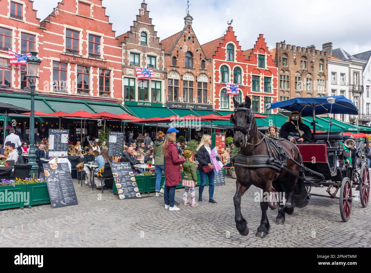 Facciate di edifici medievali e carrozza a cavallo nel Markt (Piazza del mercato), Brugge (Bruges), Provincia delle Fiandre Occidentali, Regione Fiamminga, Belgio Foto Stock