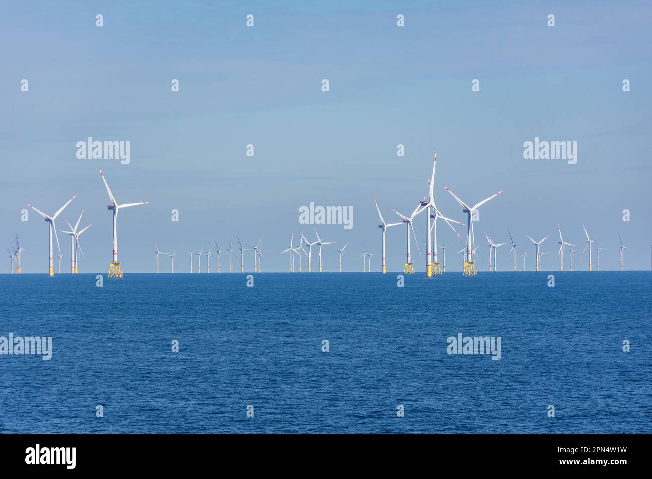 Alpha Ventus Offshore Wind Farm da P&o Iona nave da crociera, Mare del Nord, Europa Foto Stock