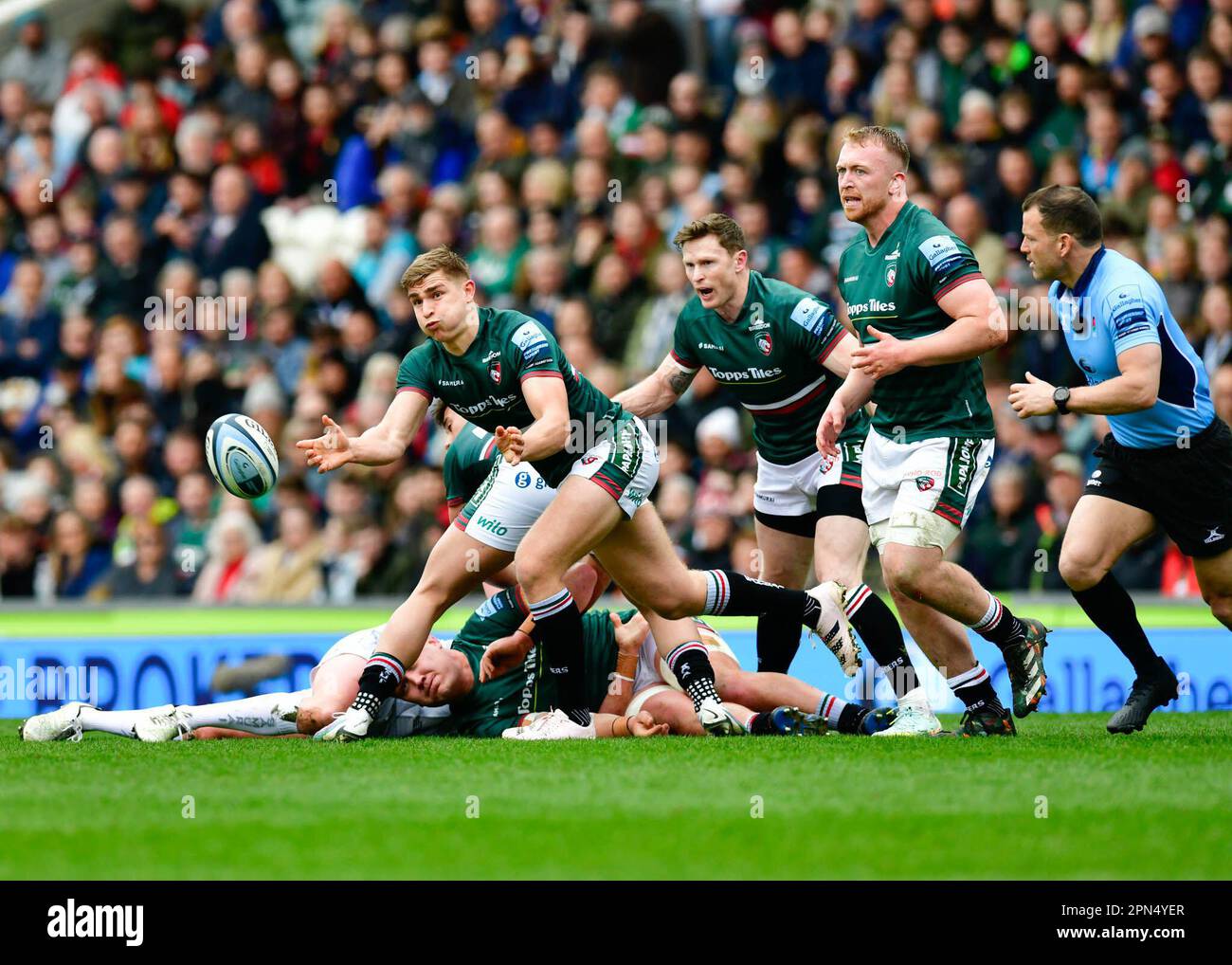 Mattioli Rugby Stadium, Leicester, Regno Unito. 16th Apr, 2023. a 1500hrs. Leicester Tigers Rugby Team / Exeter Chiefs Rugby Team (nella foto*: Jack Van Poortvliet (Tigers) passa la palla. Foto: Mark Dunn/Alamy, credito: Mark Dunn Photography/Alamy Live News Foto Stock