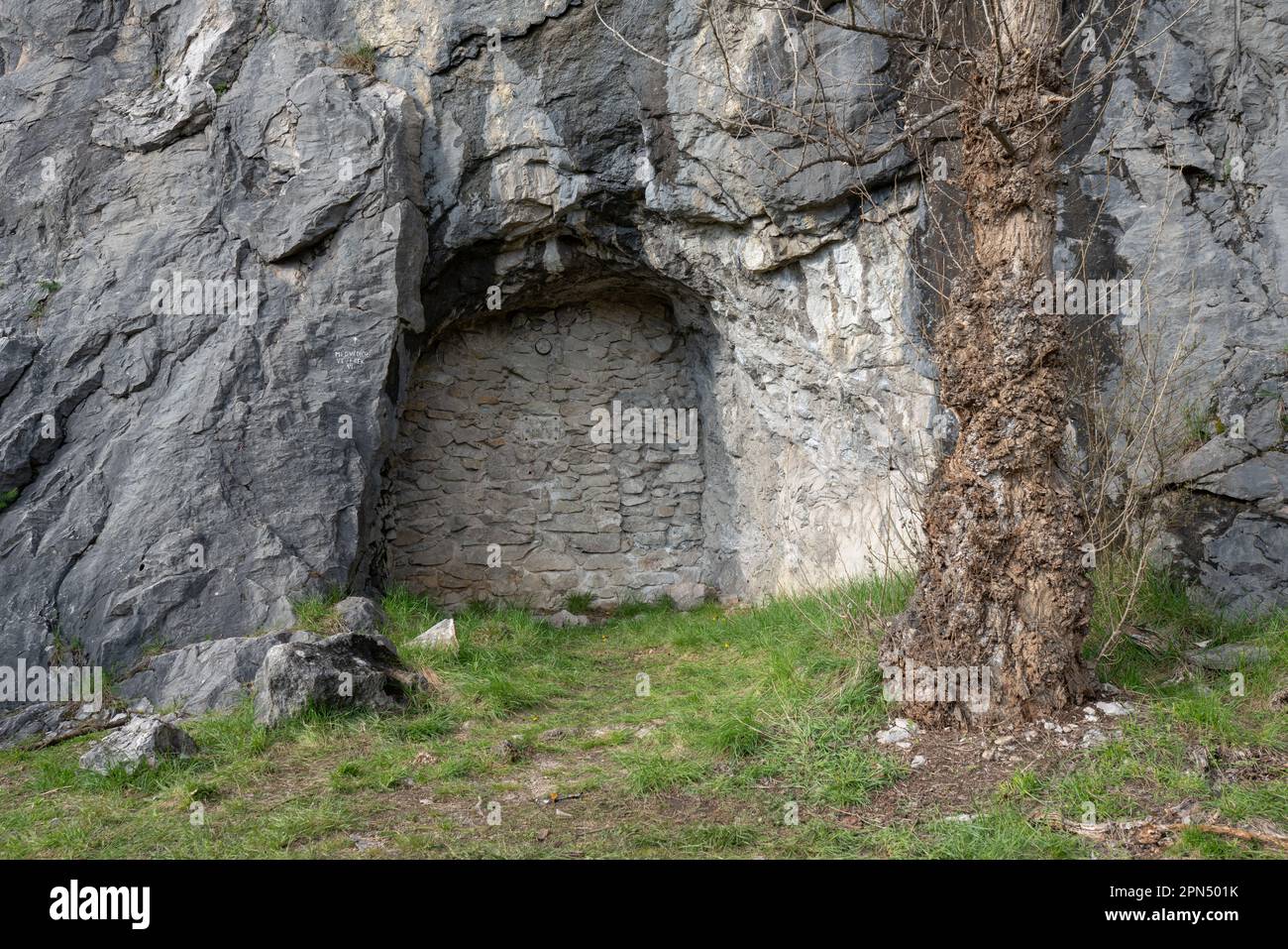 Murato portale di un edit di ex fabbrica sotterranea nazista di costruzione sito nella cava 'Alkazar', in seguito un deposito di rifiuti radioacitve. Repubblica Ceca. Foto Stock