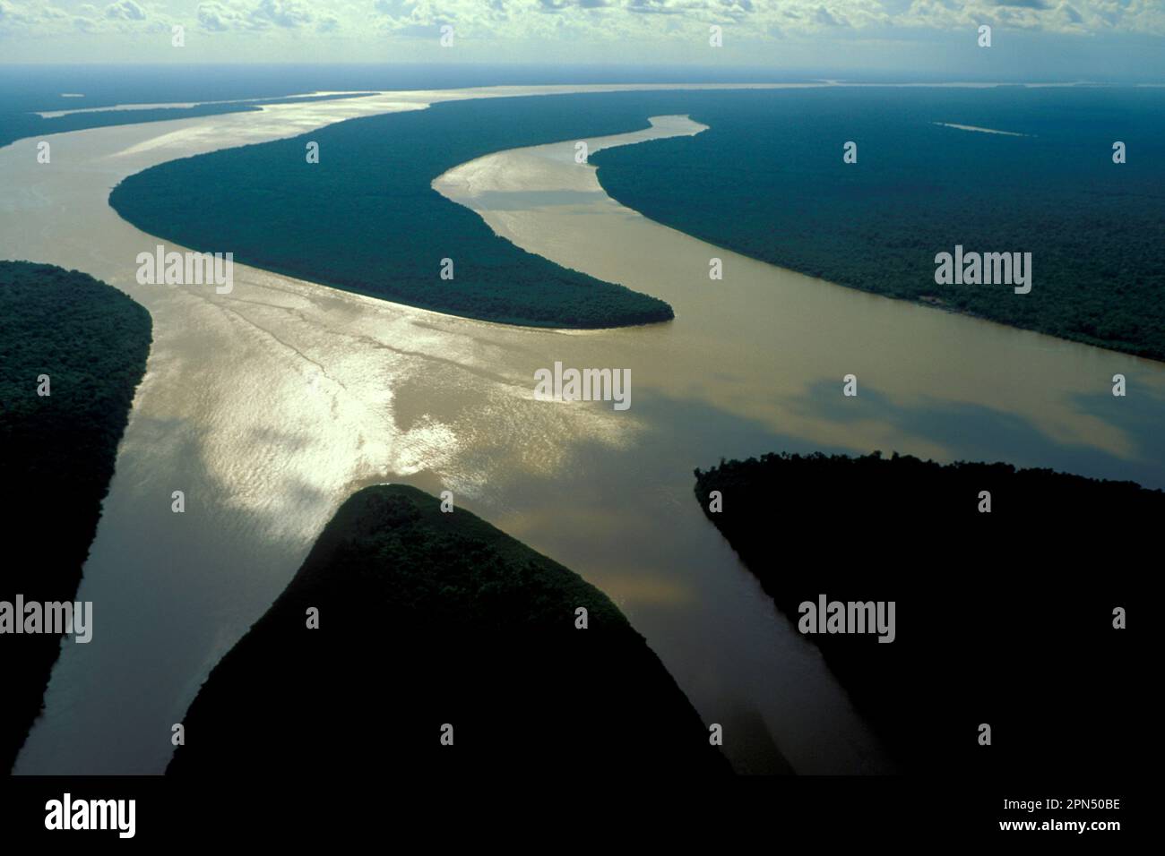 Vista aerea delle isole nell'estuario dell'Amazzonia vicino all'isola di Marajó, Pará, Brasile, nel tardo pomeriggio. Foto Stock