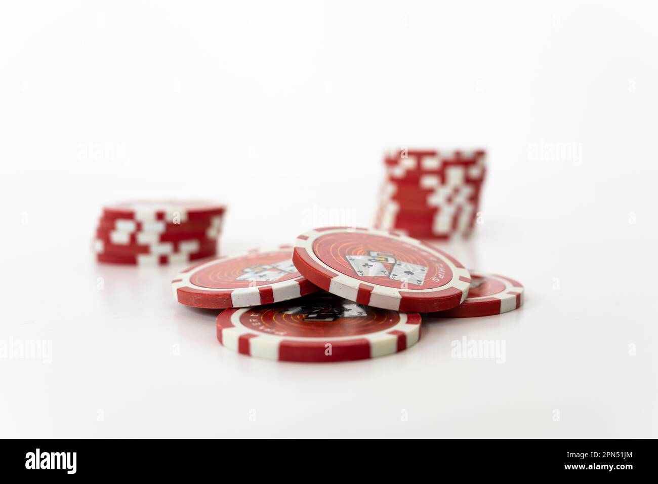 Stack di chip rossi realistici per casinò isolato su sfondo bianco. Cumulo volumetrico di soldi o contanti per i giochi come il poker ed il blackjack, la roulette. B Foto Stock