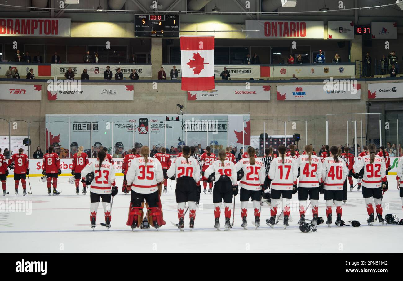 I giocatori della squadra Canada si sono schierati di fronte alla bandiera canadese per l'inno nazionale alla partita di campionato mondiale di hockey femminile a Brampton, Ontario Canada. Foto Stock