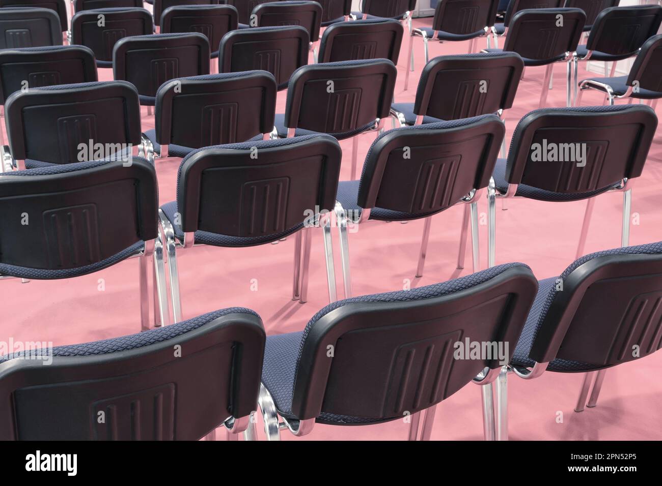 interno della moderna sala conferenze. Sedie nella sala conferenze Foto Stock