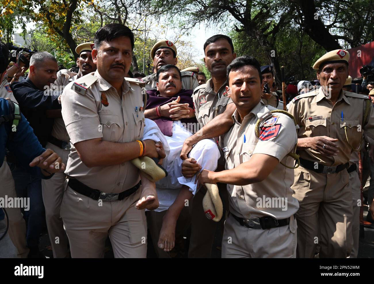 NEW DELHI, INDIA - 16 APRILE: AAP MP Sanjay Singh essere detenuto da personale di polizia durante una seduta di protesta Dharna vicino CBI Office a Golf link Road a sostegno di Delhi CM Arvind Kejriwal, il 16 aprile 2023 a Nuova Delhi, India. Arvind Kejriwal, primo ministro di Delhi, è stato interrogato dall'Ufficio centrale delle indagini (CBI) in relazione alla sua indagine sulle presunte irregolarità nella politica delle accise di Delhi del 2021-22. Il primo ministro di Delhi Arvind Kejriwal ha ribadito che il caso era una cospirazione politica da parte del rivale Bharatiya Janata Party (BJP) e ha negato qualsiasi illecito. Più dirigenti senior Foto Stock