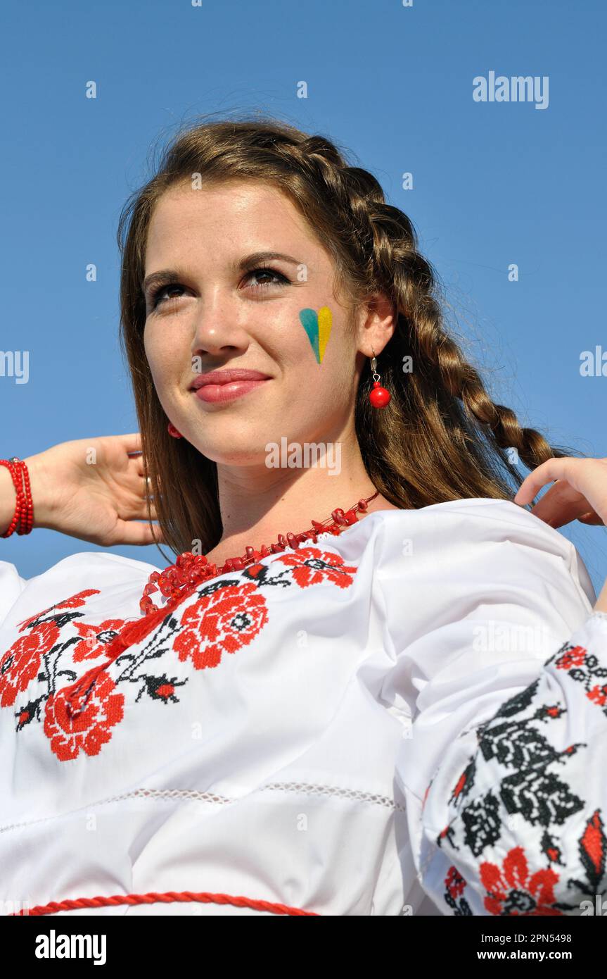 ritratto all'aperto di giovane donna ucraina in abiti tradizionali ucraini Foto Stock