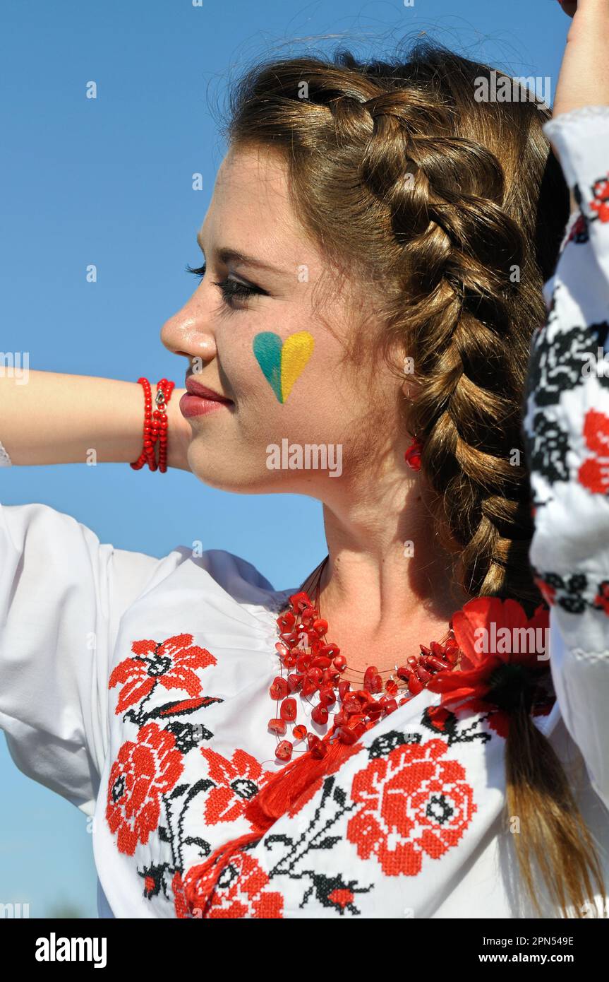 ritratto all'aperto di giovane donna ucraina in abiti tradizionali ucraini Foto Stock