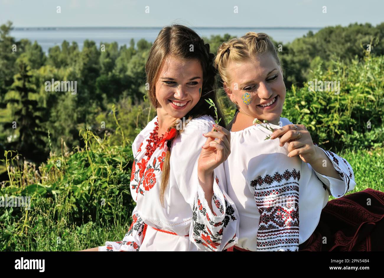 ritratto all'aperto di due giovani donne ucraine in abiti tradizionali ucraini Foto Stock