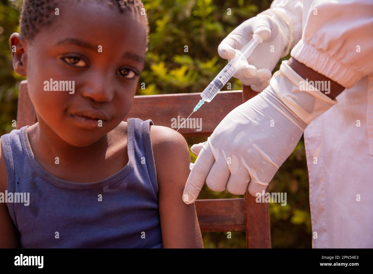 Un bambino africano è vaccinato da un medico, la prevenzione delle malattie in Africa. Foto Stock