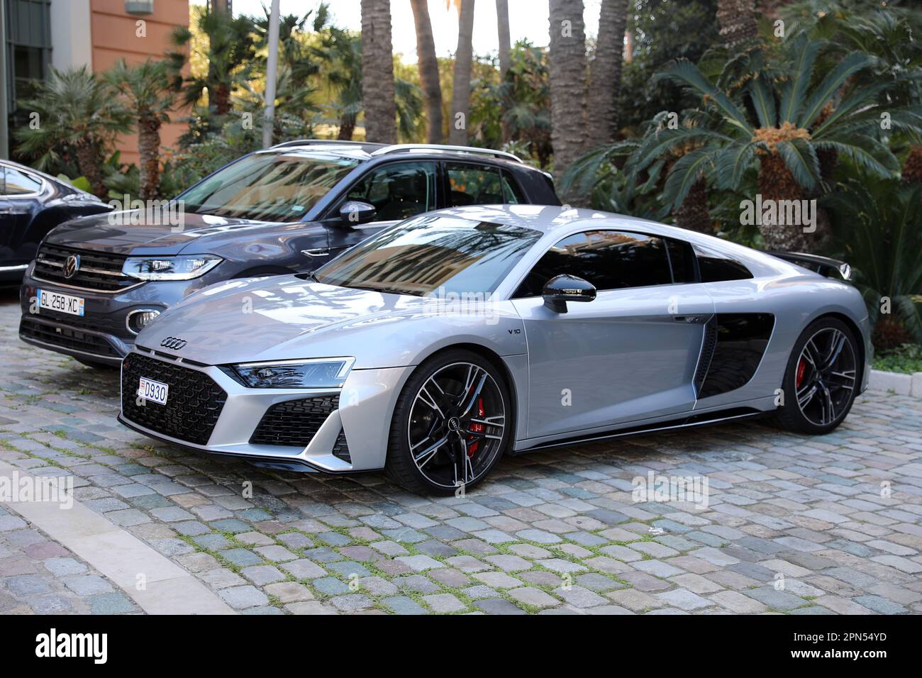 Monte-Carlo, Monaco - 16 aprile 2023: Un elegante grigio Audi R8 Coupe V10 prestazioni quattro parcheggiato accanto a un SUV Volkswagen Touareg, in mostra contrastin Foto Stock