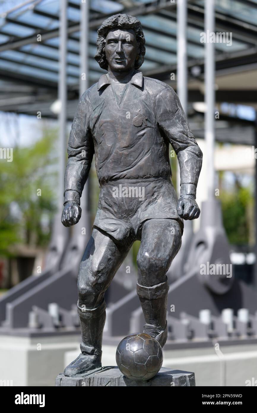 Colonia, germania 12 2022 aprile: Statua in bronzo del leggendario calciatore del 1st FC Köln Heinz Flohe di fronte allo stadio di calcio di colonia Foto Stock