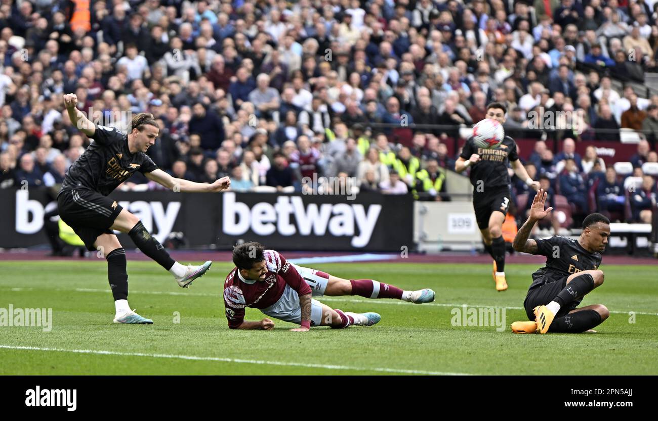 Londra, Regno Unito. 16th Apr, 2023. Lucas Paqueta (West Ham) è foued nella zona di penalità e West Ham è assegnato una penalità durante la partita di West Ham vs Arsenal Premier League al London Stadium Stratford. Credit: MARTIN DALTON/Alamy Live News Foto Stock