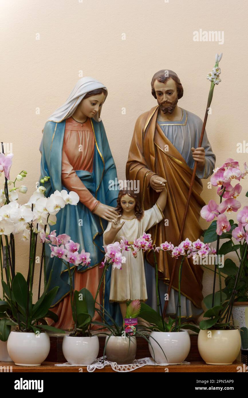 La statua della Sacra Famiglia - Gesù, Maria e Giuseppe nella Cappella dell'Adorazione a Medjugorje, Bosnia-Erzegovina. Foto Stock