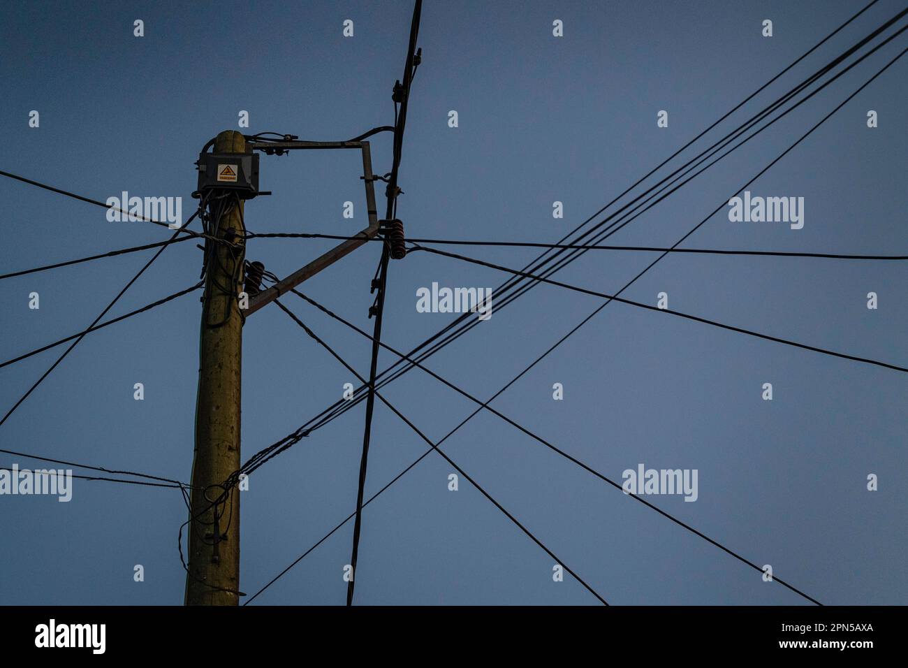 Rete elettrica e pali Telegraph con fili Foto Stock