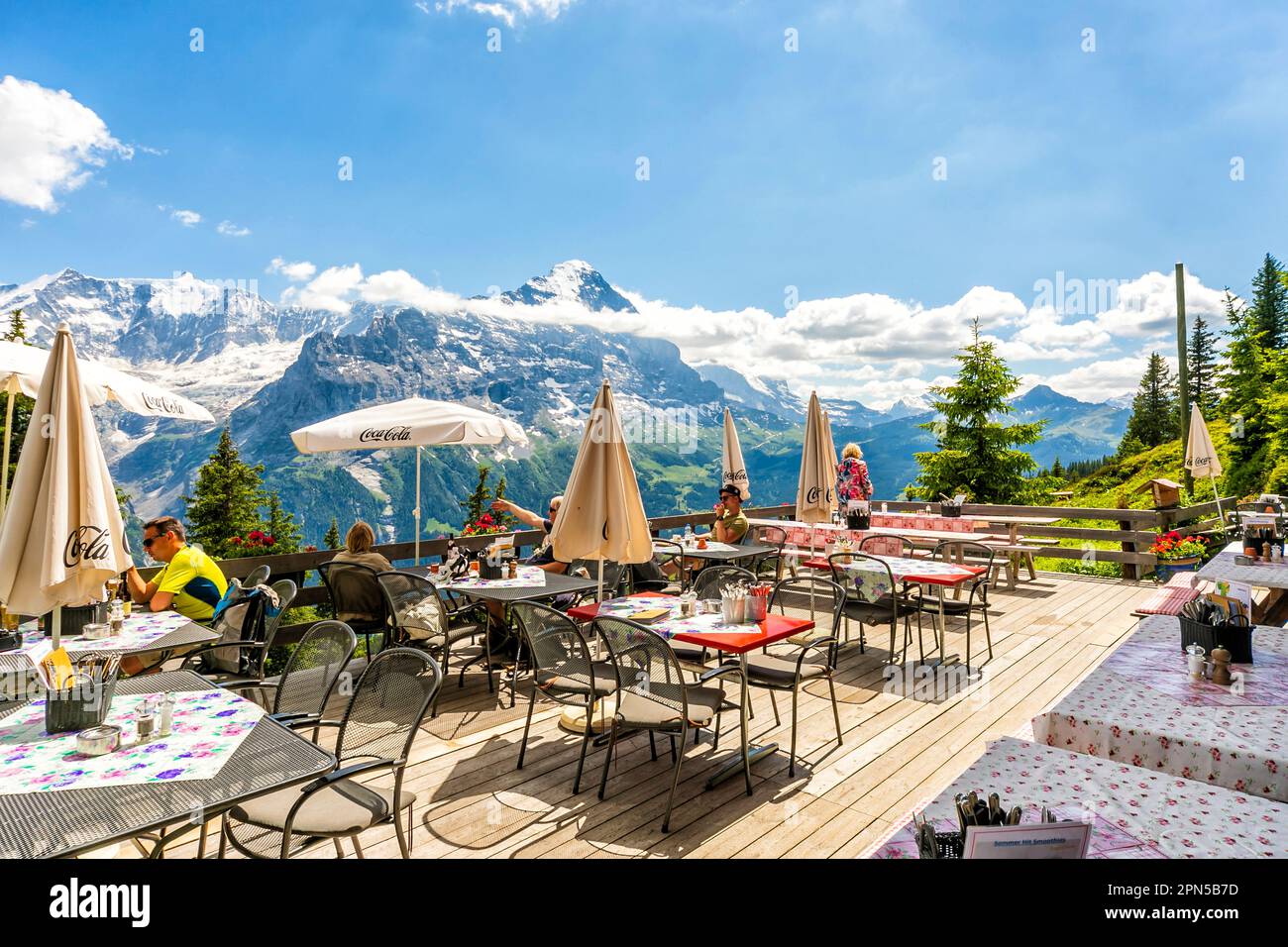 Ristorante di montagna a Bussalp con vista panoramica sulla cima prima, Grindelwald. Nella regione dello Jungfrau, nelle Alpi dell'Oberland Bernese, in Svizzera Foto Stock